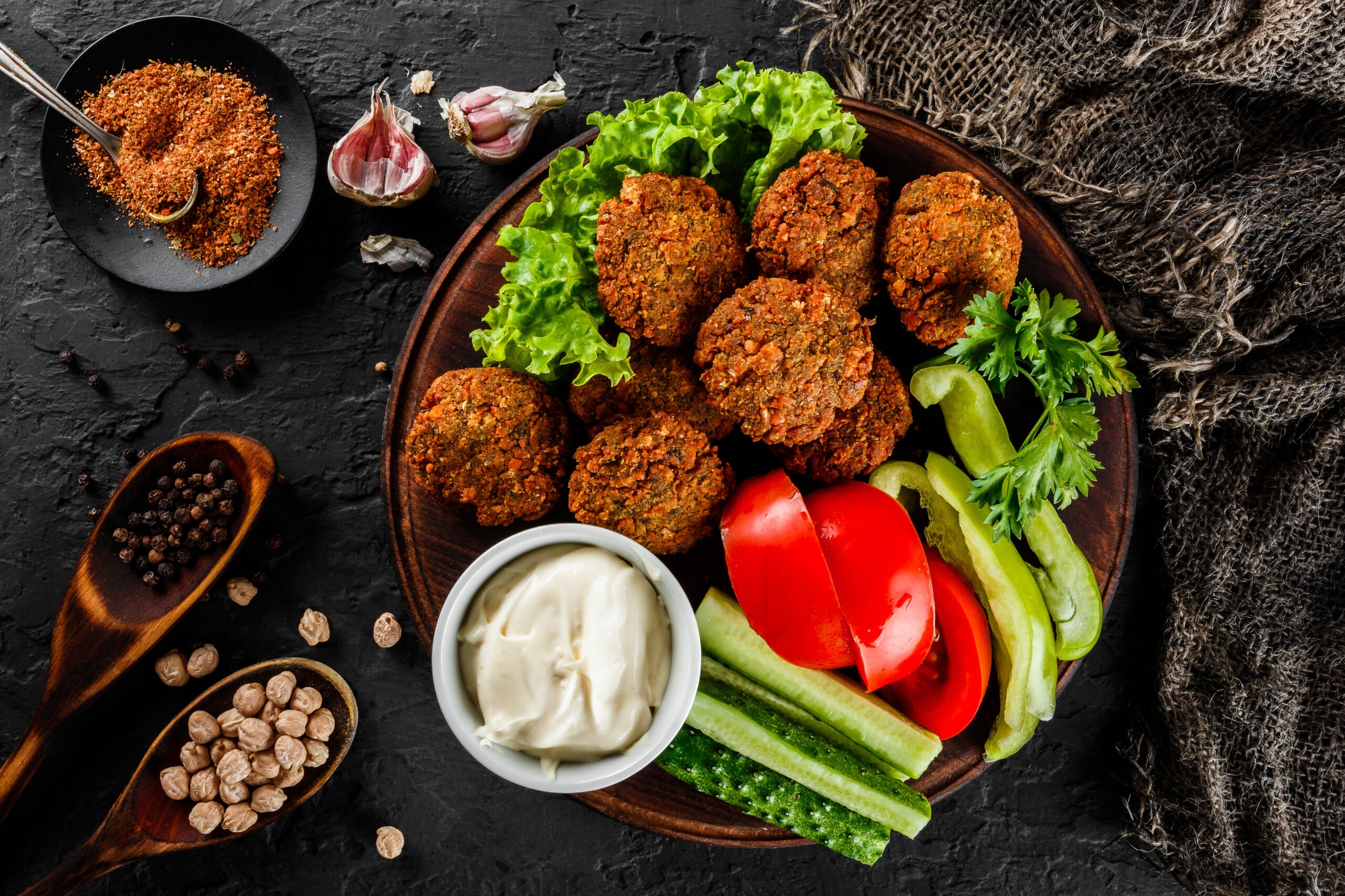 Vegetarische Gerichte und Falafel mit frischem Gemüse bei Furi’s Döner am Effnerplatz in München-Bogenhausen